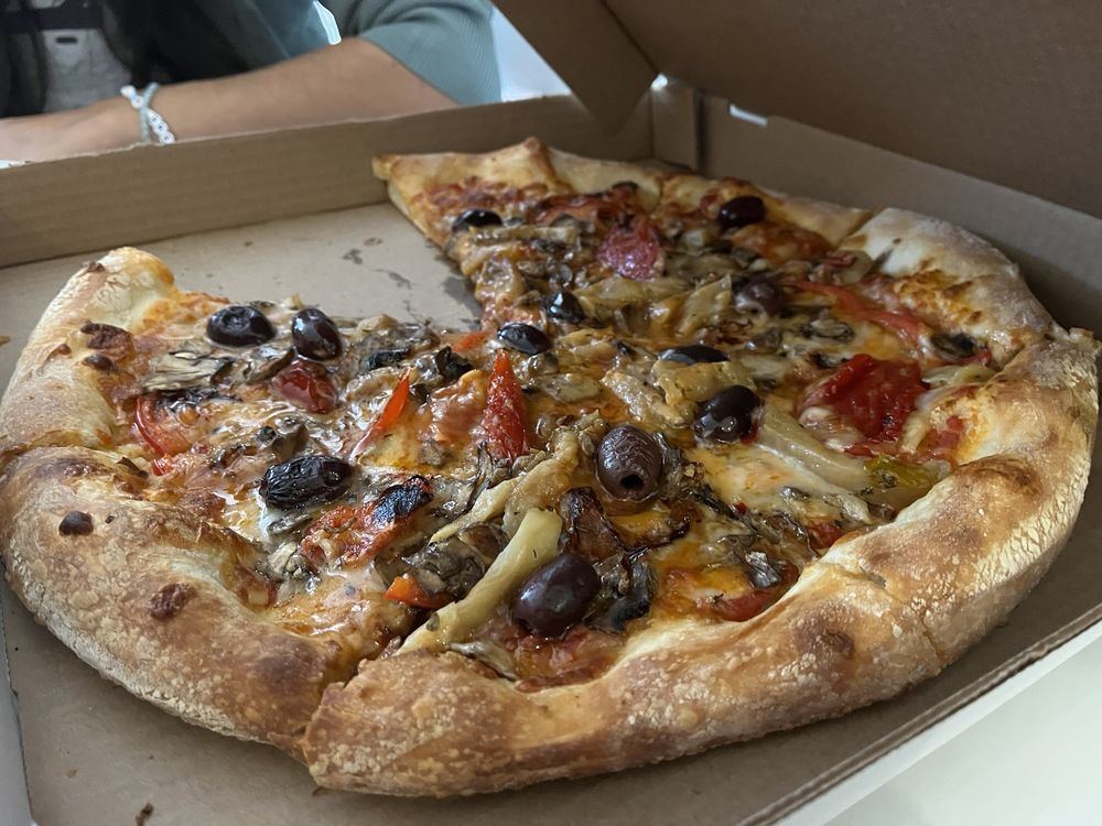 Verdura pizza with olives, mushrooms and vegetables